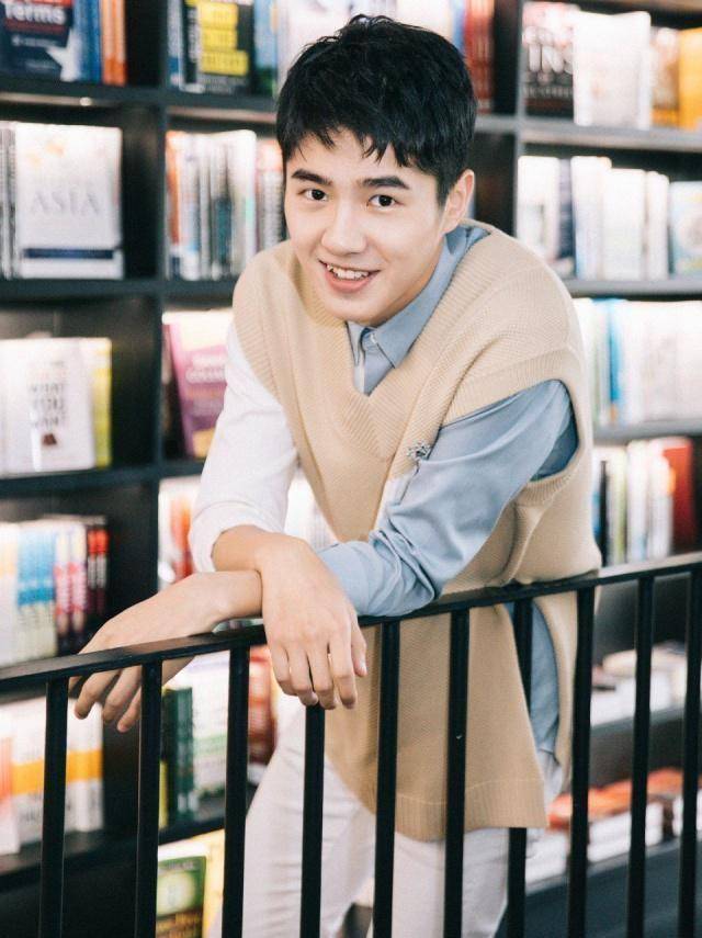 刘昊然暖笑杀伤力有多大:几组国外写真照领略"余威"_笑容_质疑_生活