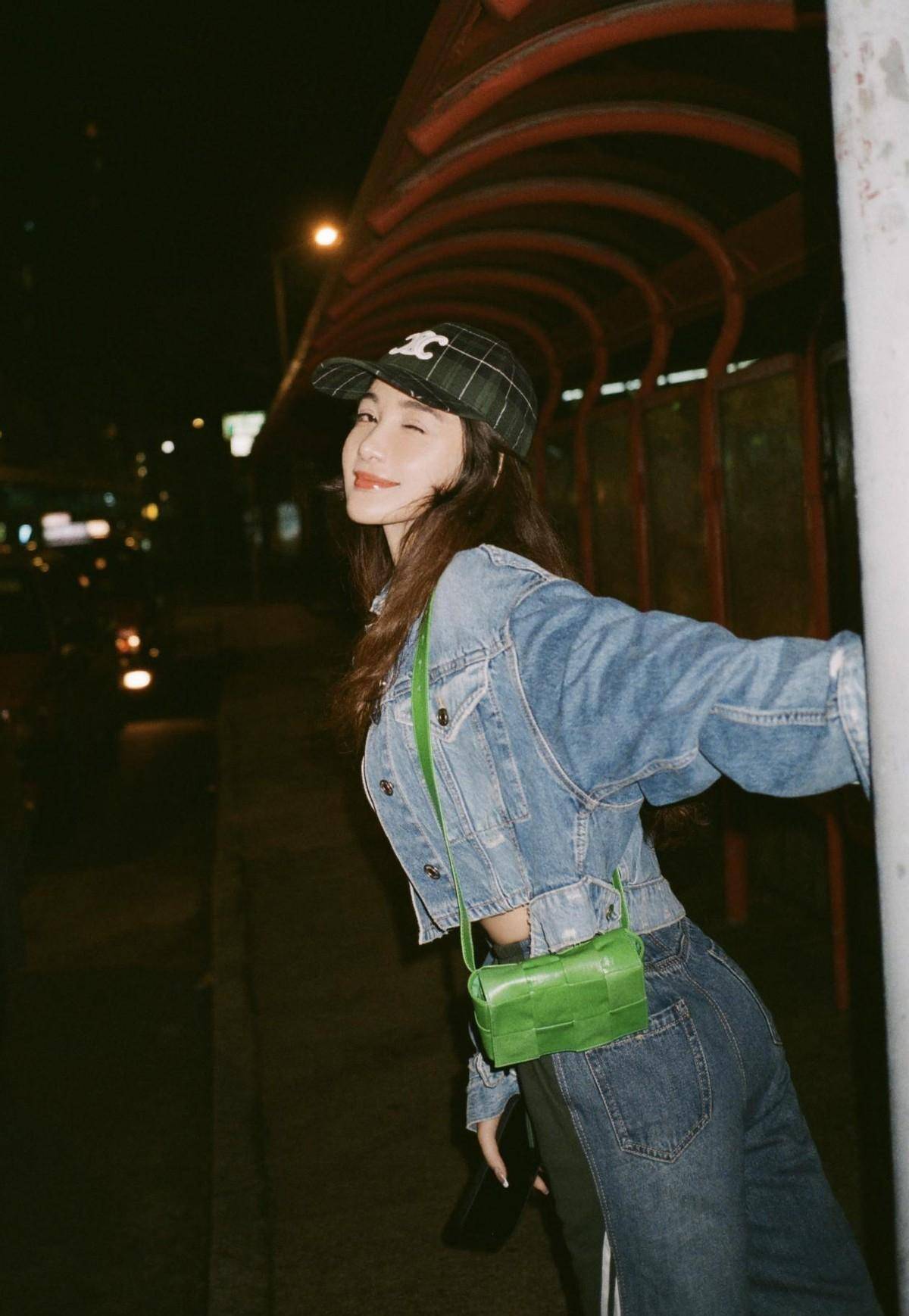 孙嘉璐在秋千上荡秋千,笑容天真,甜美清爽俏皮,穿着牛仔裤,治愈力max