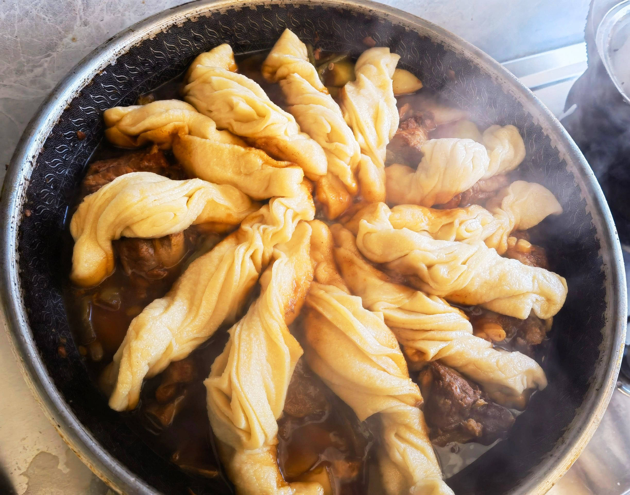 食材:排骨350克,葱1根,姜5片,大蒜4瓣,料酒,盐,胡椒粉,白糖适量,生抽