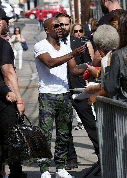 梅威瑟狂追卡戴珊,却被一句"你太矮了"拒绝,网友:很现实_身价_感情