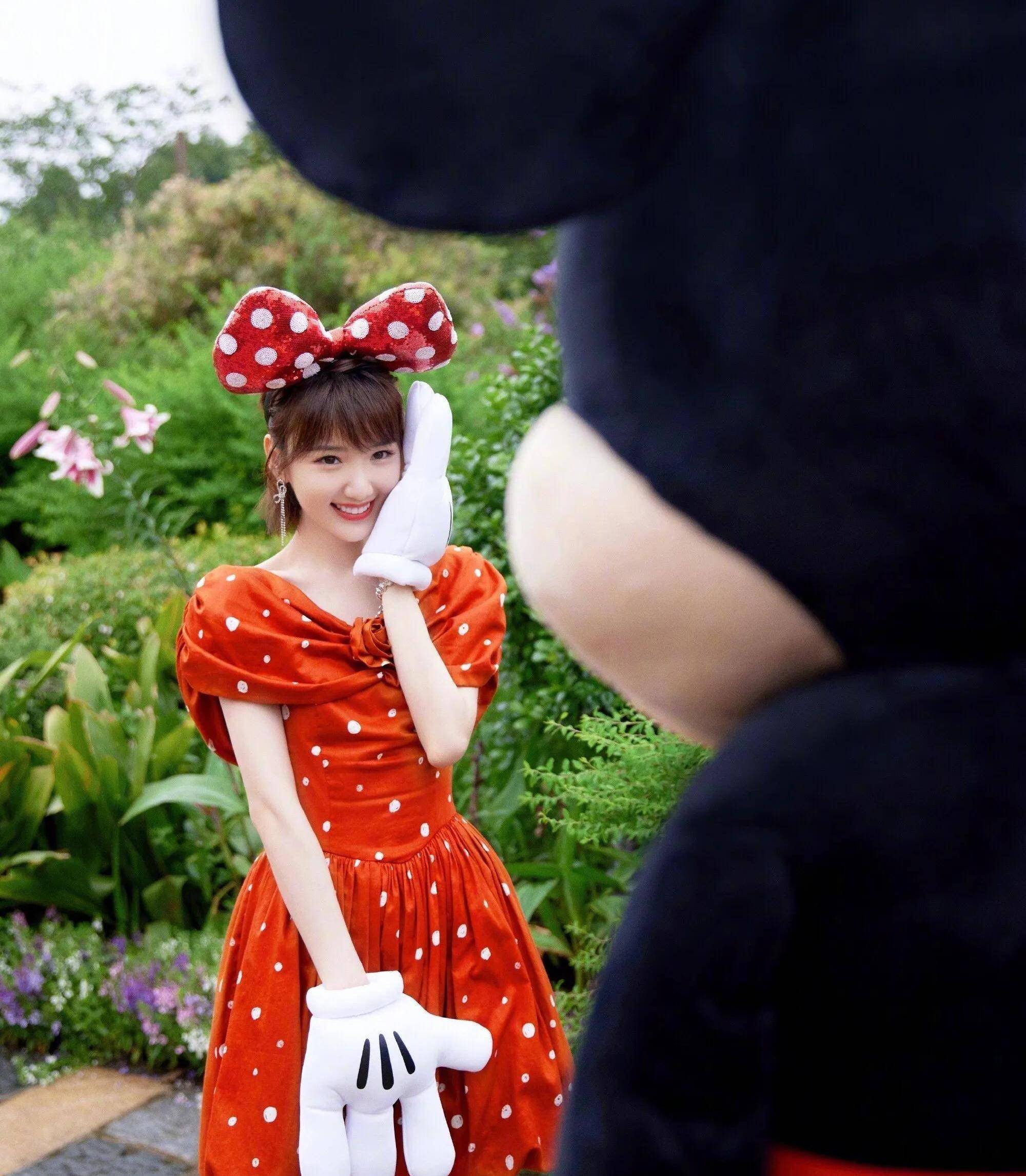 毛晓彤迪士尼晒美照,红色波点裙米妮造型亮相,可爱无比!