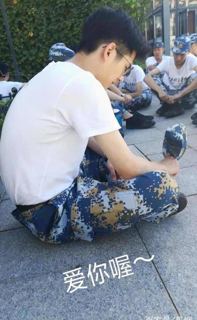刘昊然军训变连载偶像剧?被女生瞄到害羞,带领大家唱情歌