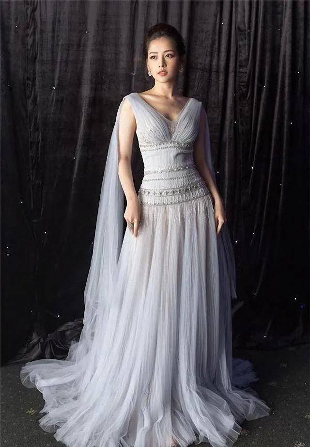 华为代言人芝芙:越南最具影响力女星身着华丽薄纱裙惊艳全场_身材