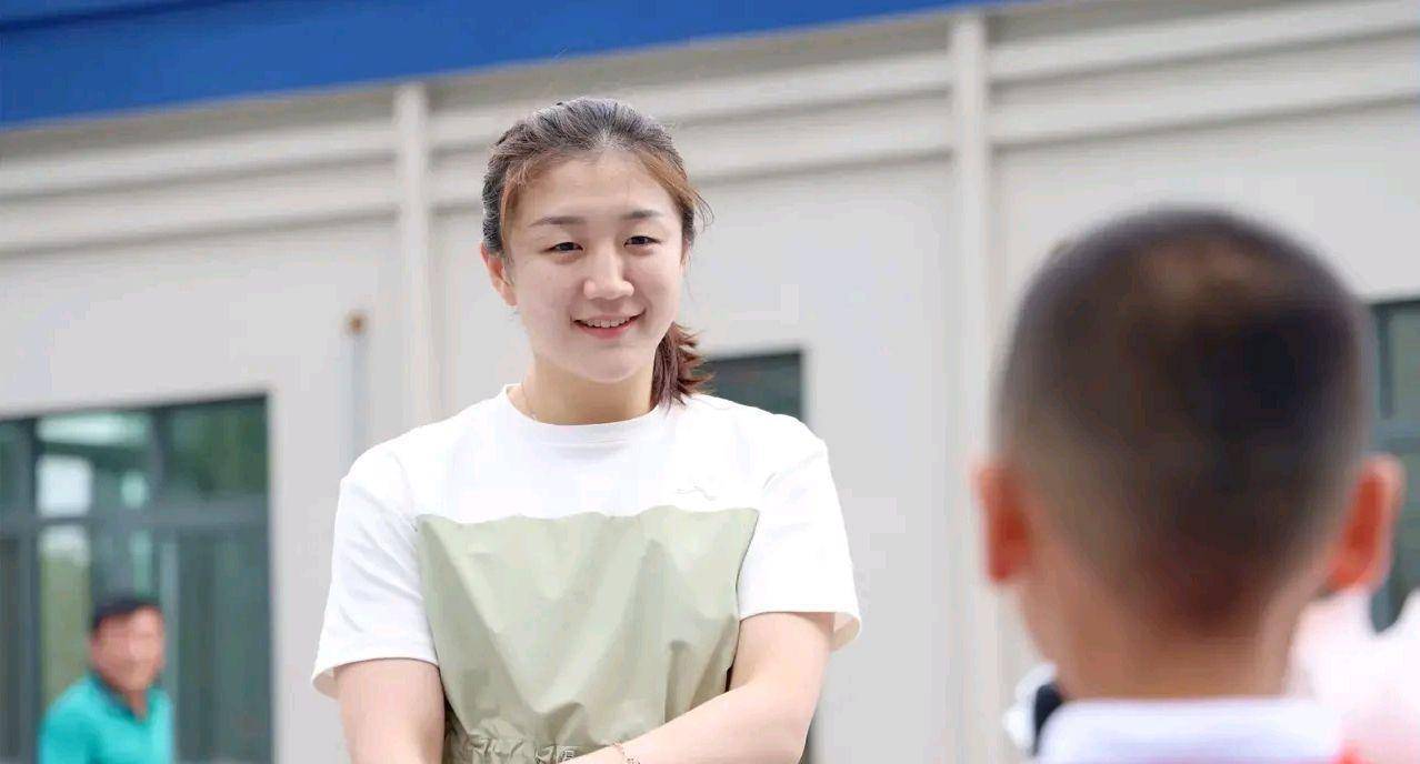 陈梦全家总动员,参观启蒙教练的学校,享受到热烈欢迎_乒乓球_球迷