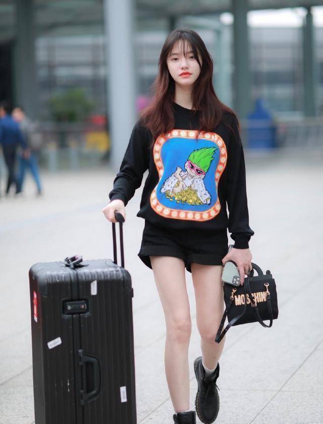 林允私服,穿卡通卫衣大玩下衣失踪风,自己拎皮箱,毫无明星架子_感觉