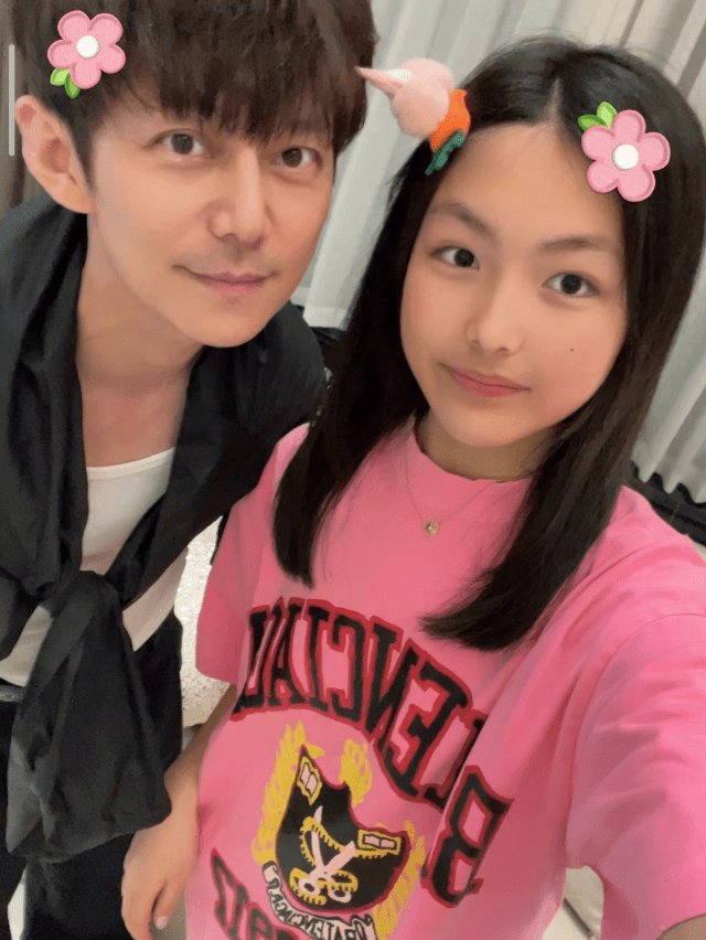 他是所有女生羡慕的对象,容颜20年不变,49岁同框00后像同龄人_何炅