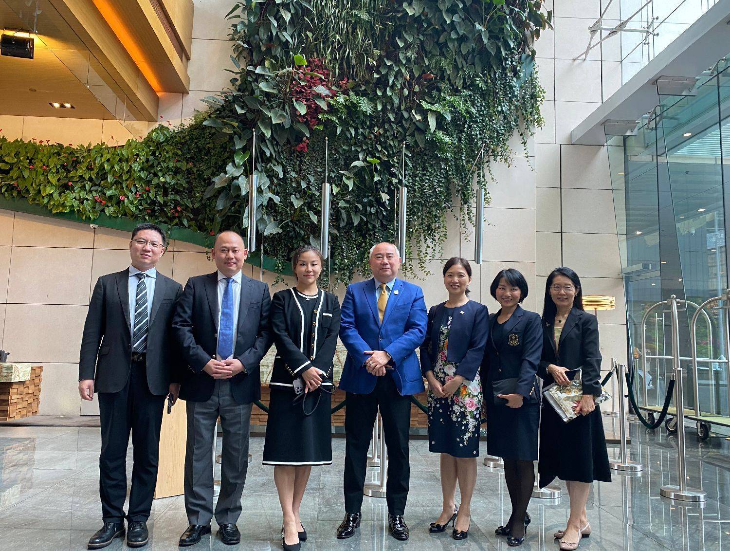 从左至右分别为:王冶,朱一帆,马晋,罗家顺,洪琴,林明珠,王诗华在