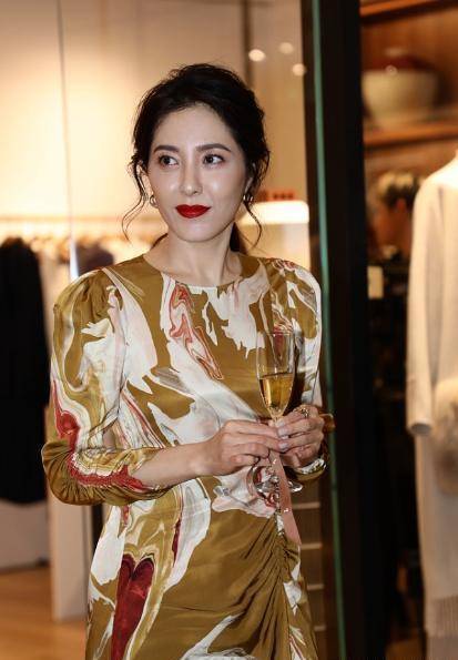 曾黎罕穿清宫装,气质优雅颜值年轻,与大9岁那英同框演宫斗_宫廷_视频