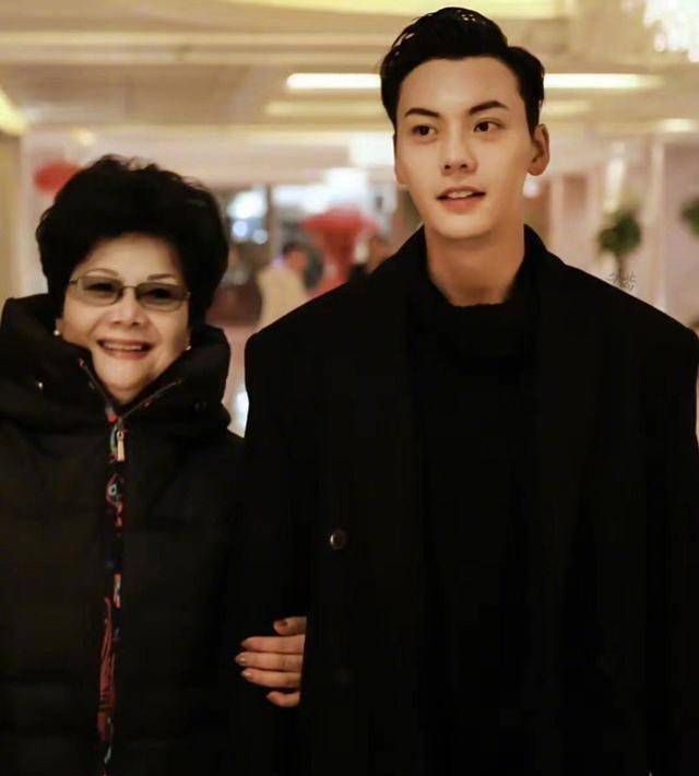 母亲节这些明星晒妈妈,陈伟霆妈有福气,江疏影妈和她简直太像了_网友