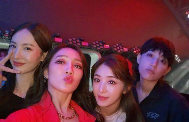 与宁静万茜均无互动,再次印证小团体_性格_李斯丹妮_原因