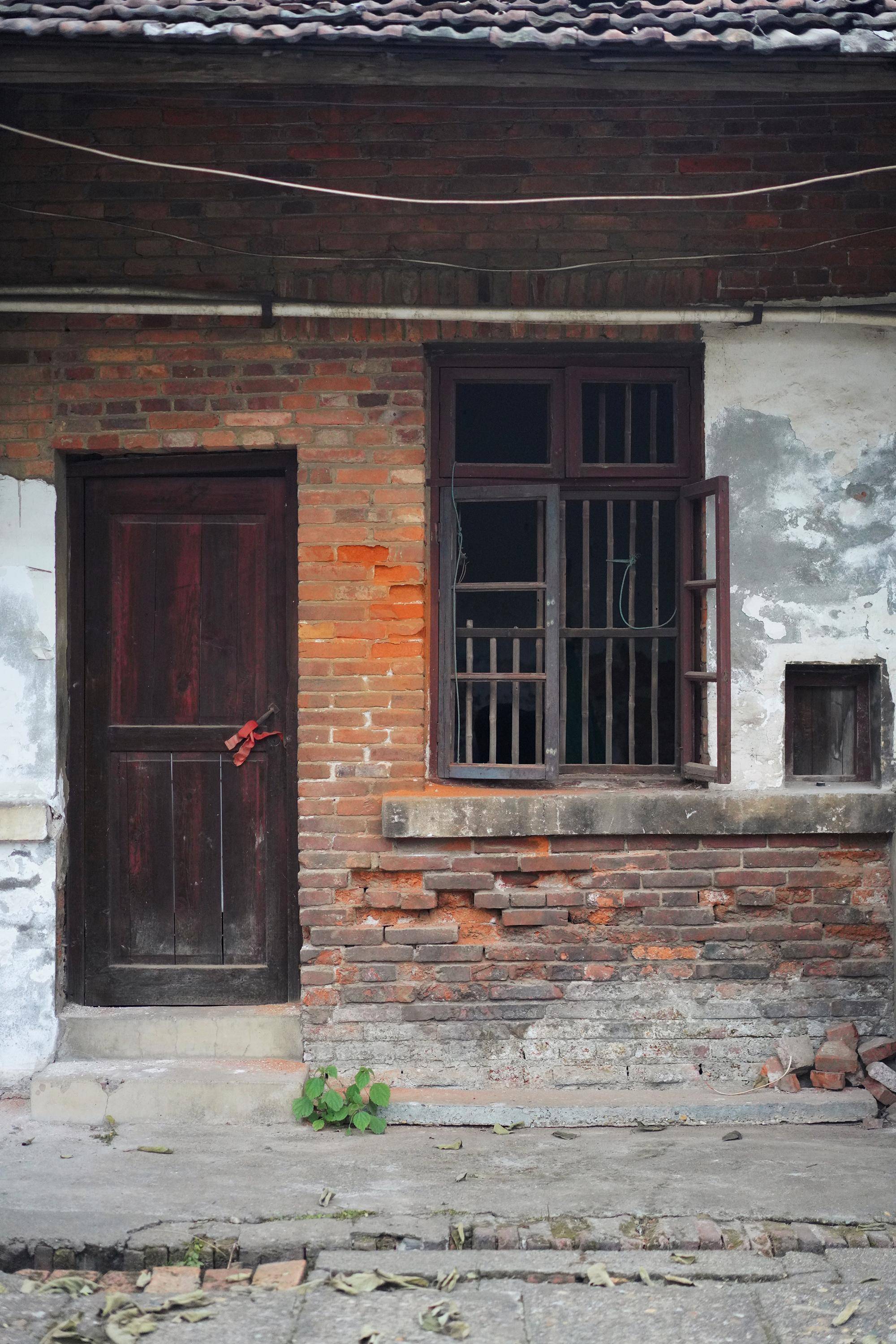 破旧的红砖,糟到要掉渣的老建筑,是"大办钢铁"的那个年代,为了解决