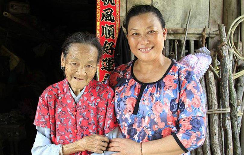 "扁担妈妈"麦琼方:30多年收养87个孩子,其中20个考上