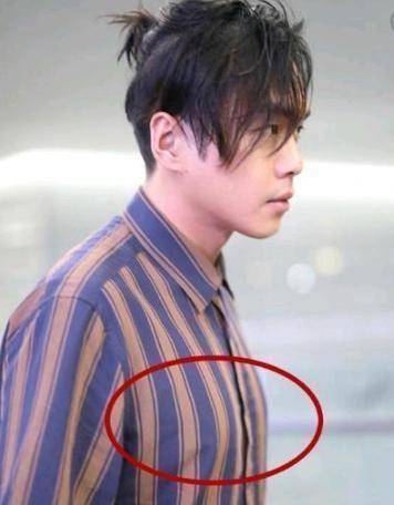 第三个就是张若昀的胸了,张若昀的肌肉发达,相信很多观众都是知道的