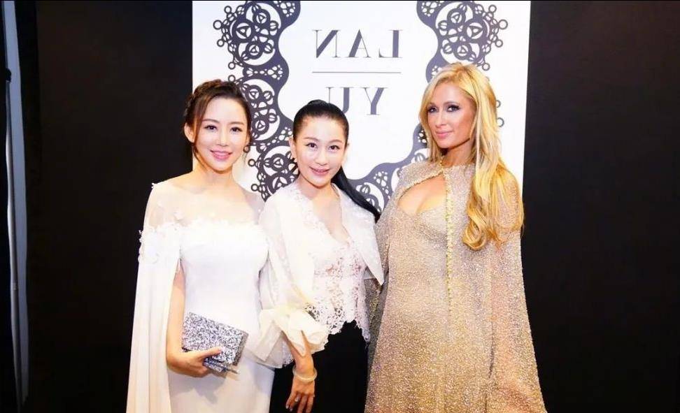 九球天后潘晓婷好时尚,穿白裙巴掌腰惹眼,网友:侧身一看太惊艳_短裙