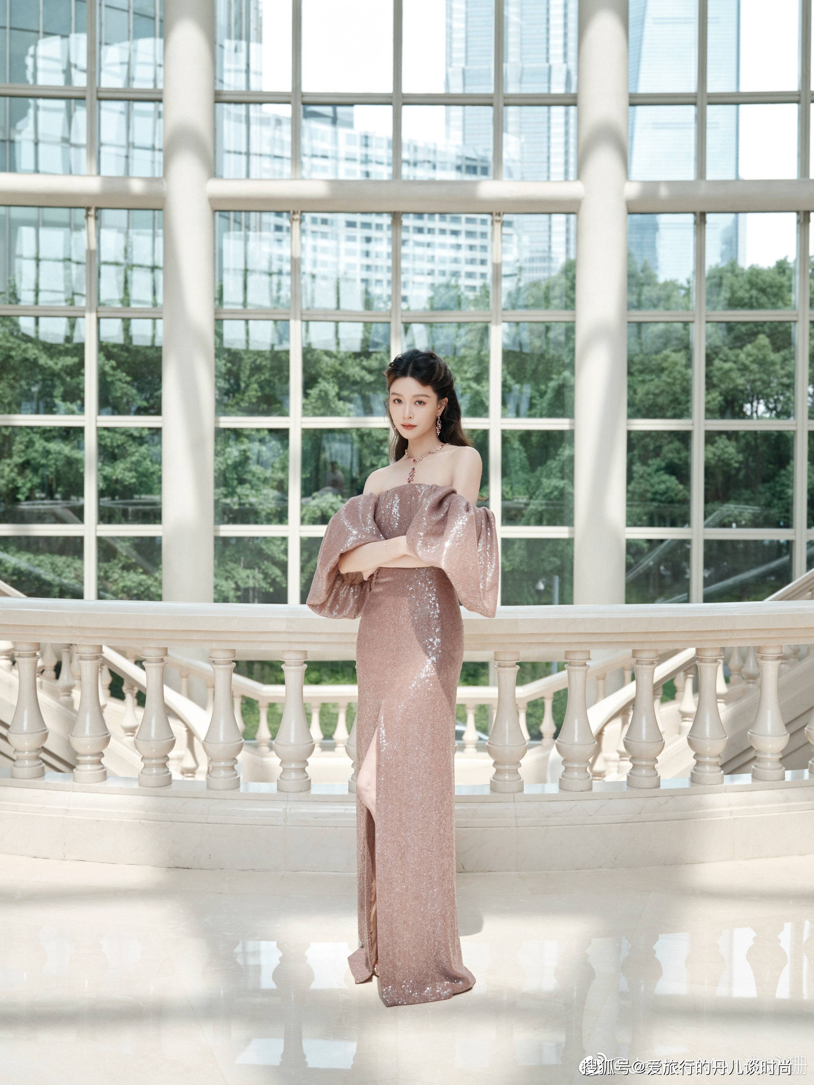 文咏珊身着卡其色亮片礼服裙,展现高贵冷艳公主范.