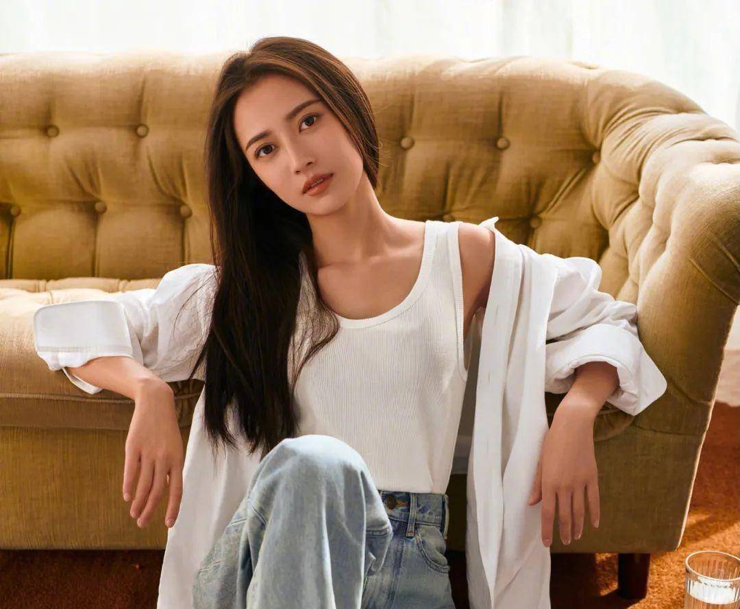 陈钰琪是唐嫣带出来的,唐嫣在生孩子之前对她还挺上心,会主动介绍人脉
