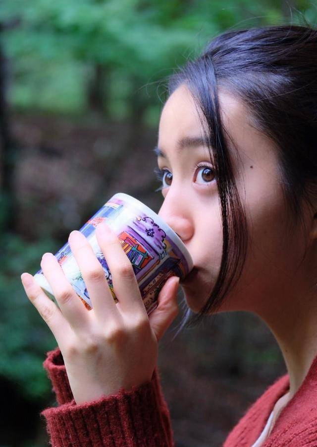 女变身日本李子柒,山里烤地瓜,像工藤静香爱田园生活_妹妹_表情_自然