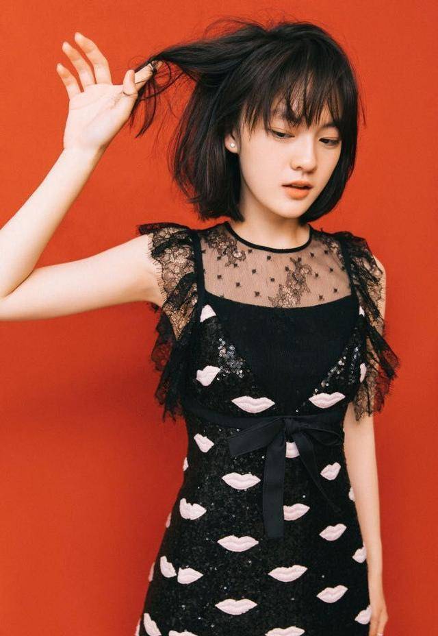 许多人对文淇的长相有着误解,认为她偏向男性的硬朗,无法演绎连衣裙的