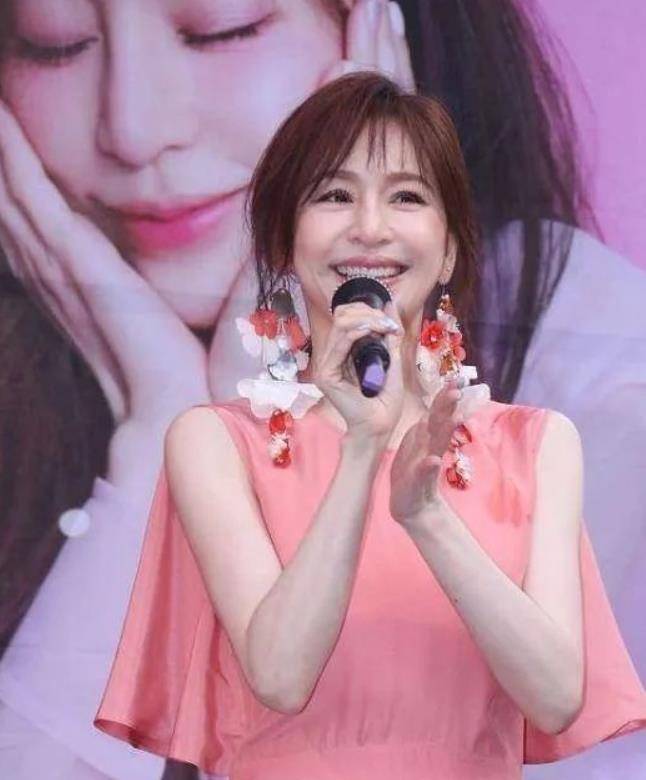 会让人觉得特别显老,而王心凌选择了马尾发型,刘海利落的造型,能让你