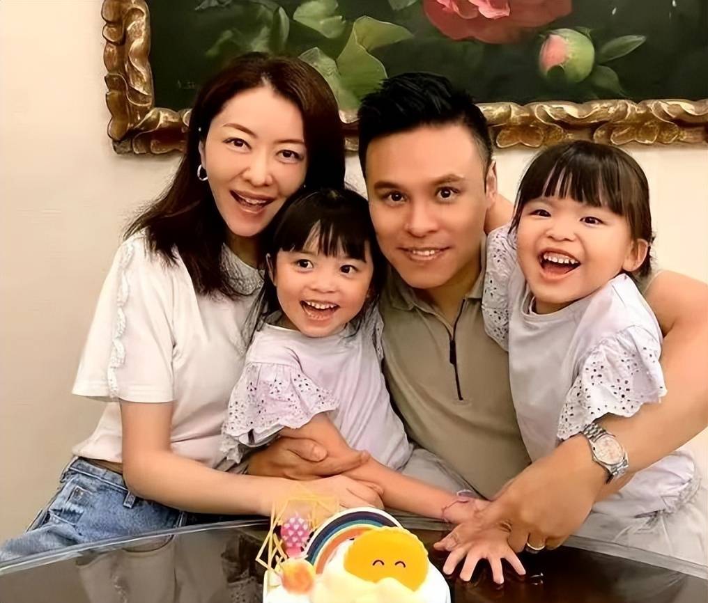 与双胞胎女儿同游寺庙心情好,婆婆全程陪同_郭可颂_郭富城