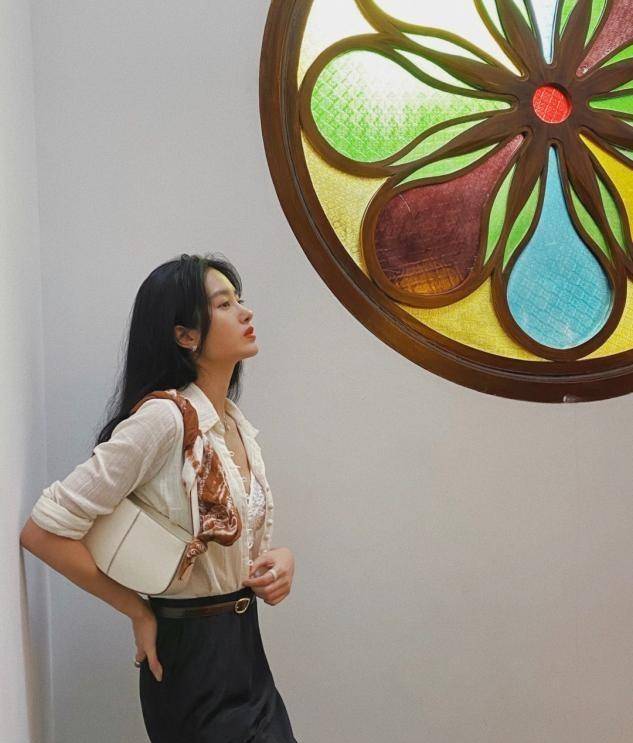 跟着杨采钰这样搭,洋气时髦_时尚_款式_服装