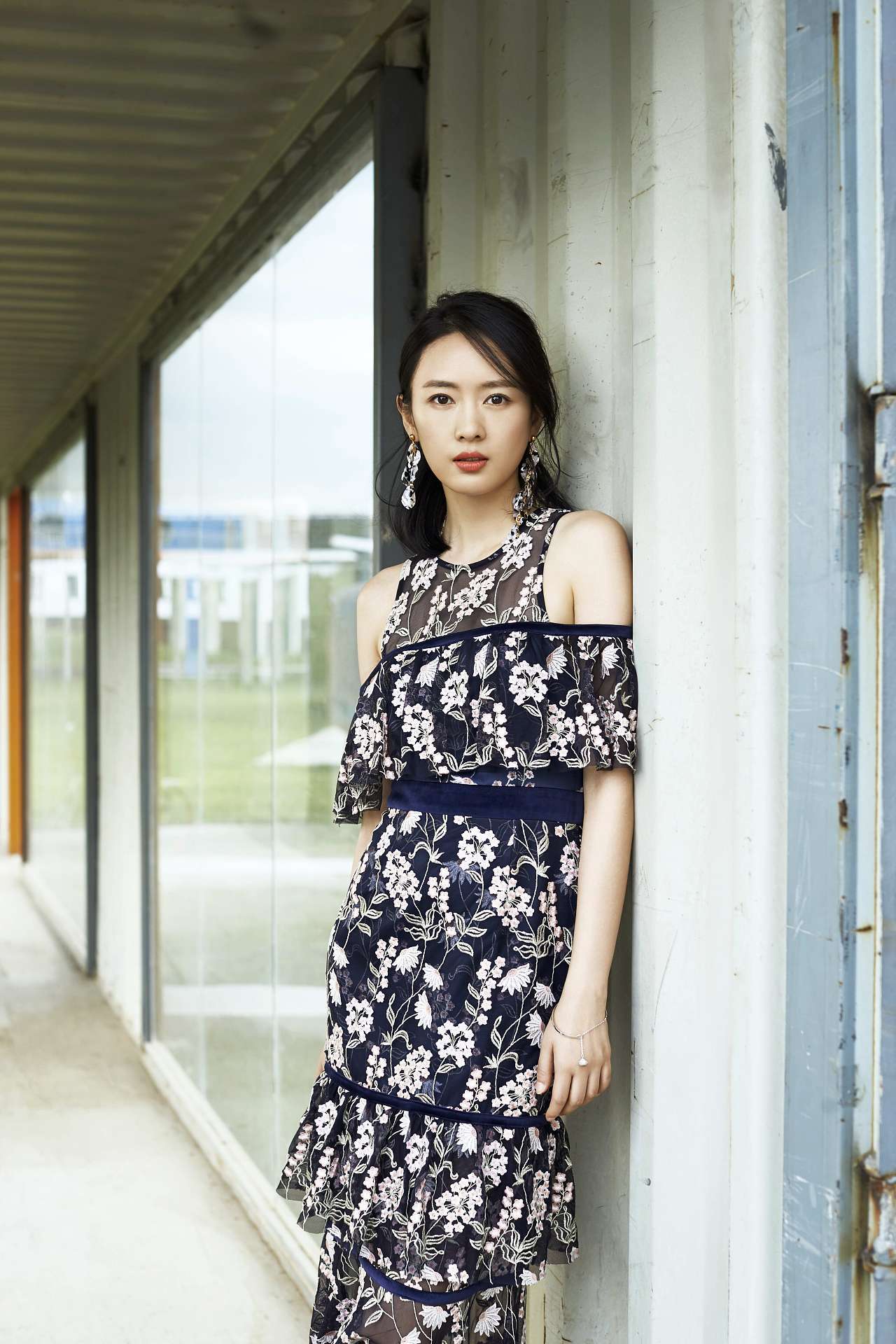 而当时的男友是张国立的儿子张默,紧接着,童瑶就被老师八卦了