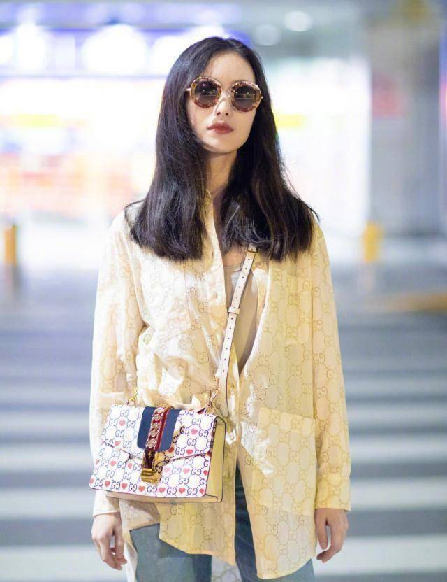 倪妮气场炸裂,朴素的亚麻西服穿搭,慵懒时尚,真是有颜随便穿_棕色