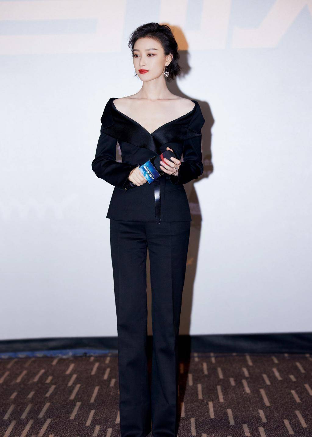 倪妮真是"行走的香奈儿",穿睡衣短发亮相,配拖鞋慵懒又随性_造型_时尚