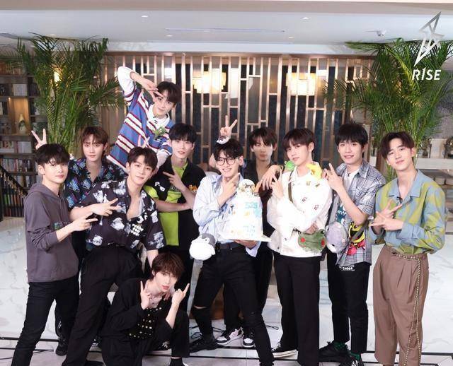 年度最佳笑话:r1se成员内部不和_翟潇_舞台_何洛洛