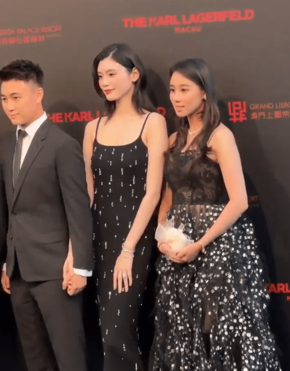 何超琼梁安琪紧挨私语不断,二三四房子女陪同_何超仪_奚梦瑶_何超欣