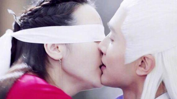 同样是荧屏初吻,迪丽热巴就不一般了,她给了同公司的高伟光,也就是