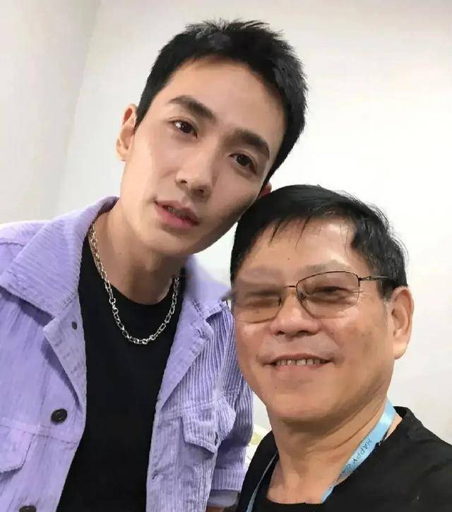 男星和工作人员的合影状态:杨洋发福,任嘉伦稚嫩,而他状态最好_休闲