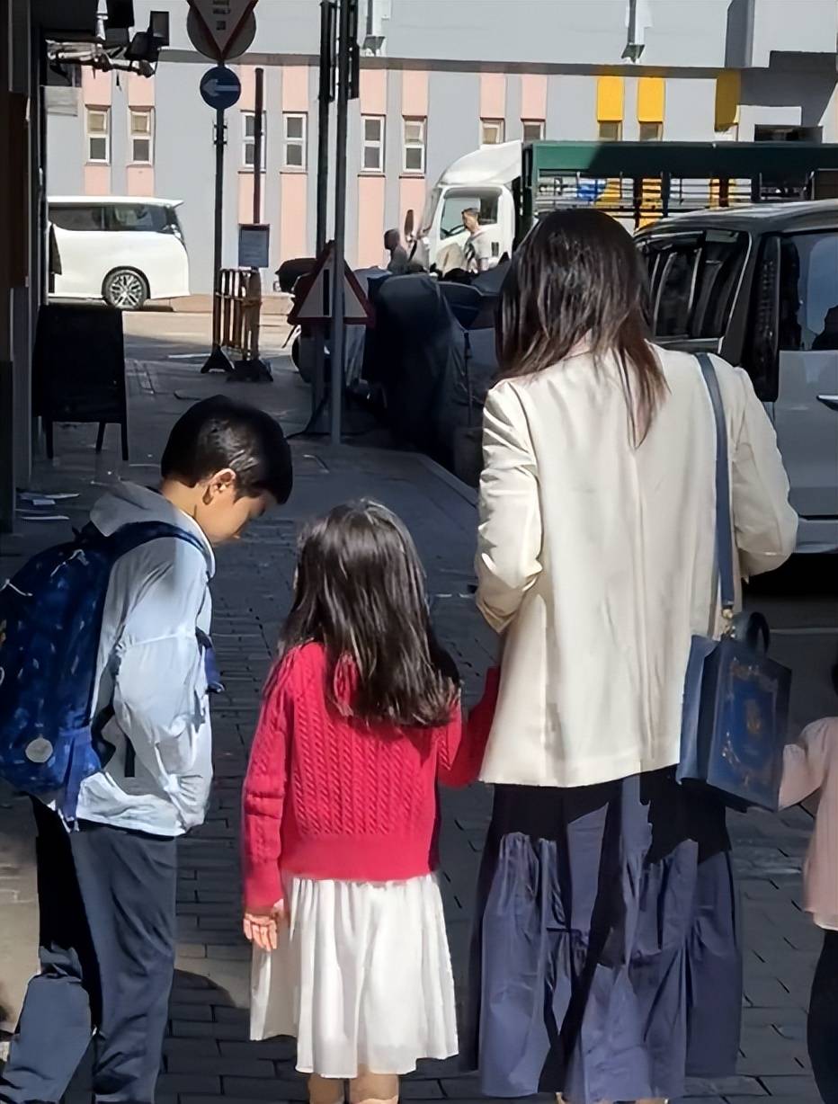 小女孩都很向往自己就是一位小公主,爱穿漂亮的裙子和皮鞋,从霍