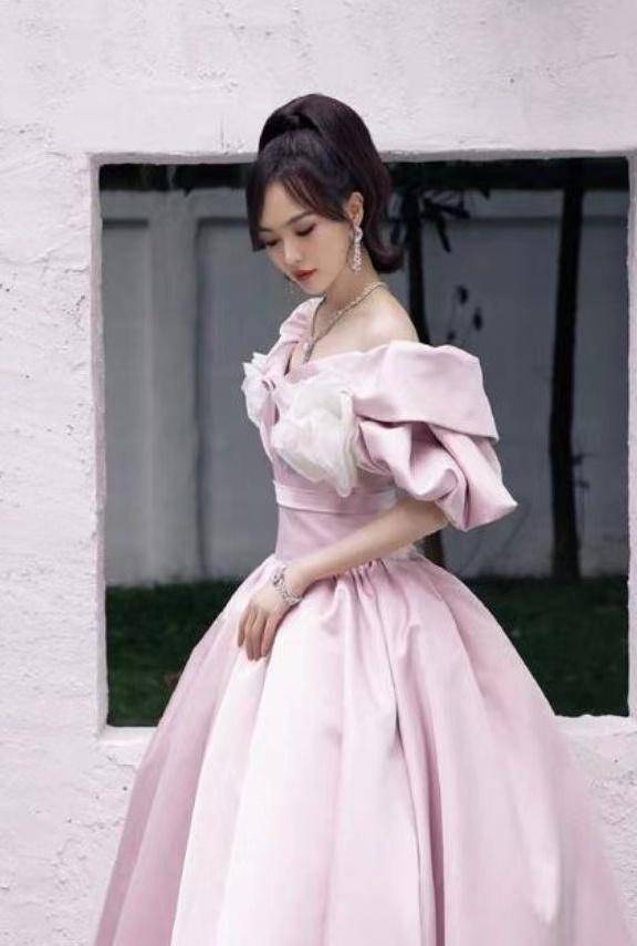 唐嫣出席某活动,身穿亲自改款后的礼服,红毯魅力无限_改良_细节_领口