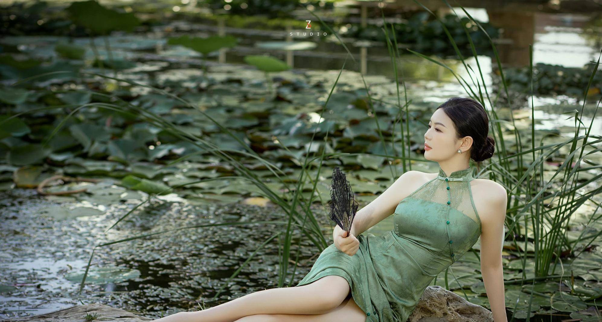 旗袍女神安晓雨晒出一身绿色不沾泥的旗袍图,高贵优