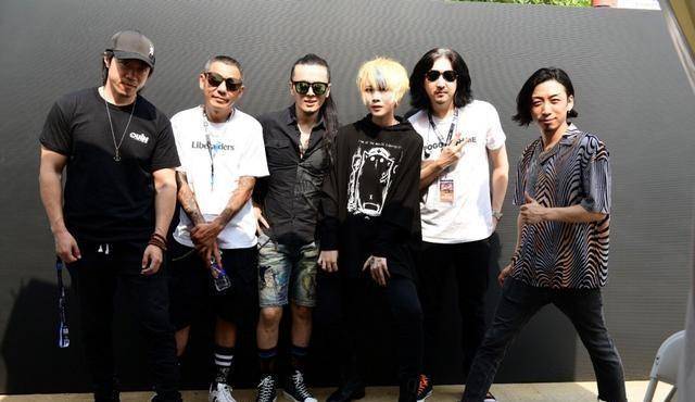 2017年窦靖童20岁生日的时候,借着给女儿过生日的由头,窦唯把两个女儿