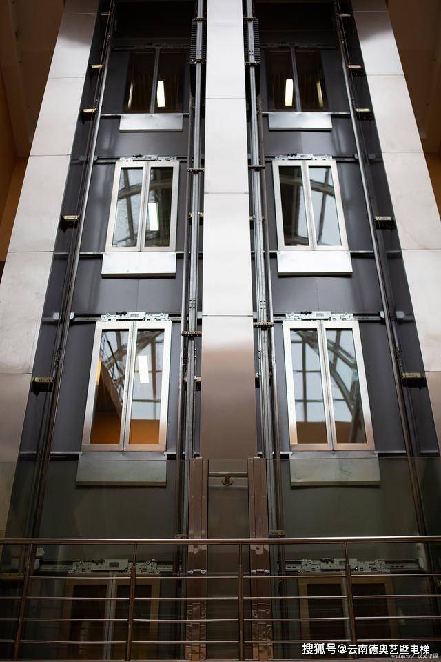 12,安全窗上的防跳档失效,使乘客在安全窗上乘坐电梯时发生坠落事故.