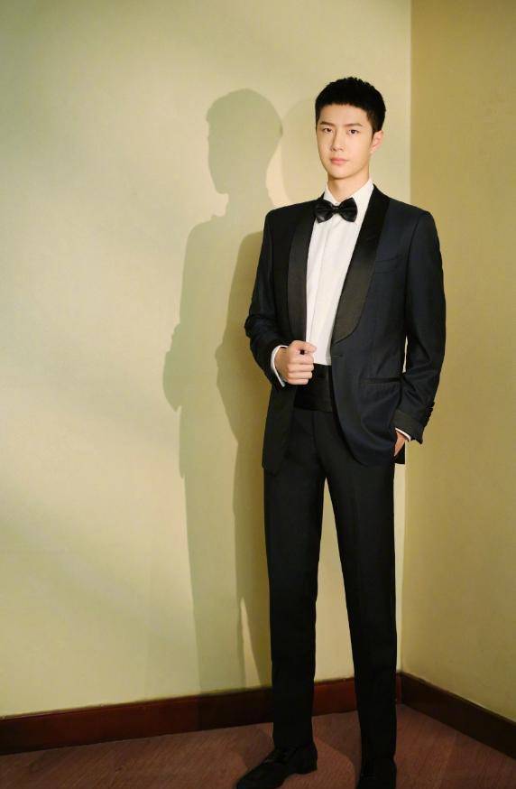 肖战的脸能叫帅?当王一博穿上西服,颜值甩他几条街_look_西装_时尚