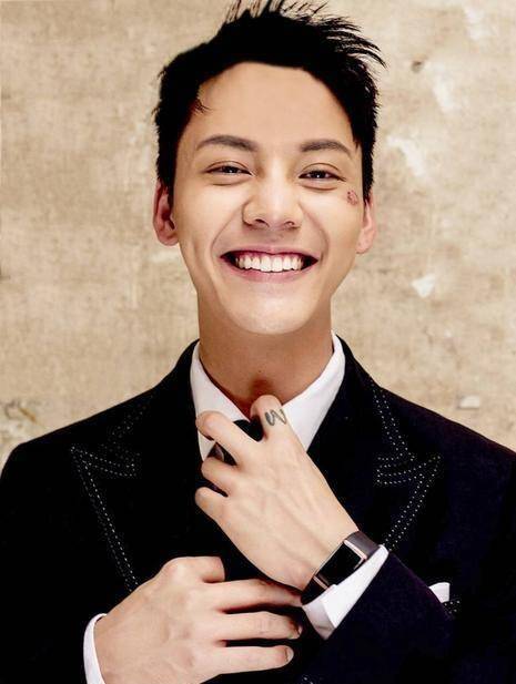 你们更爱陈伟霆留胡须霸气的模样还是那清秀的脸庞?_照片_剧照_时尚