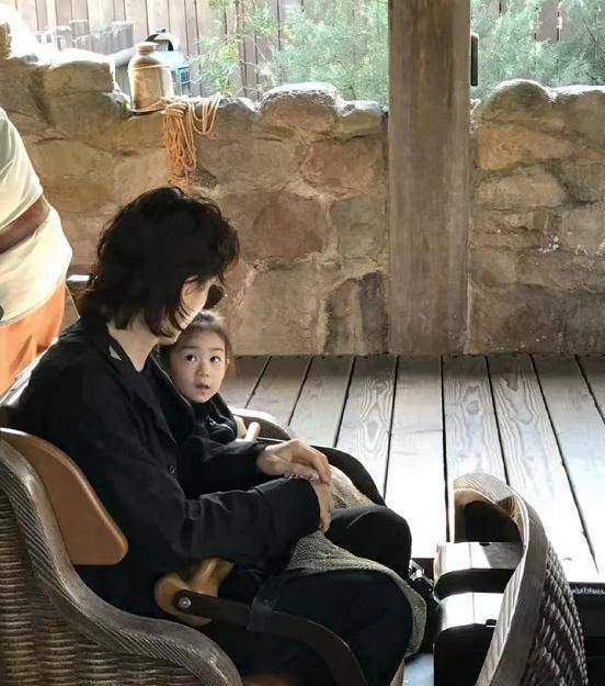 戚薇一家三口甜蜜出行,打卡环球影视城,lucky气场十足_李承铉_女人