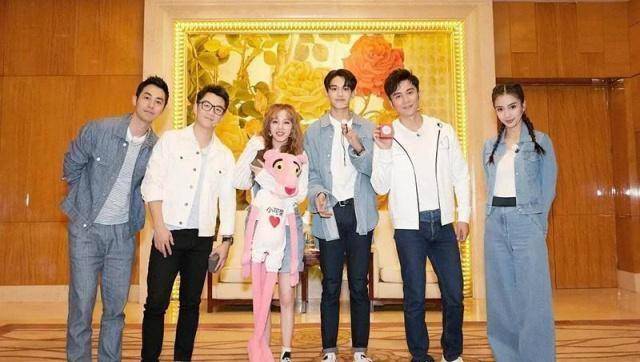 宋雨琦站在中间,angelababy和她隔着黄旭熙和李晨两个人,这张照片里