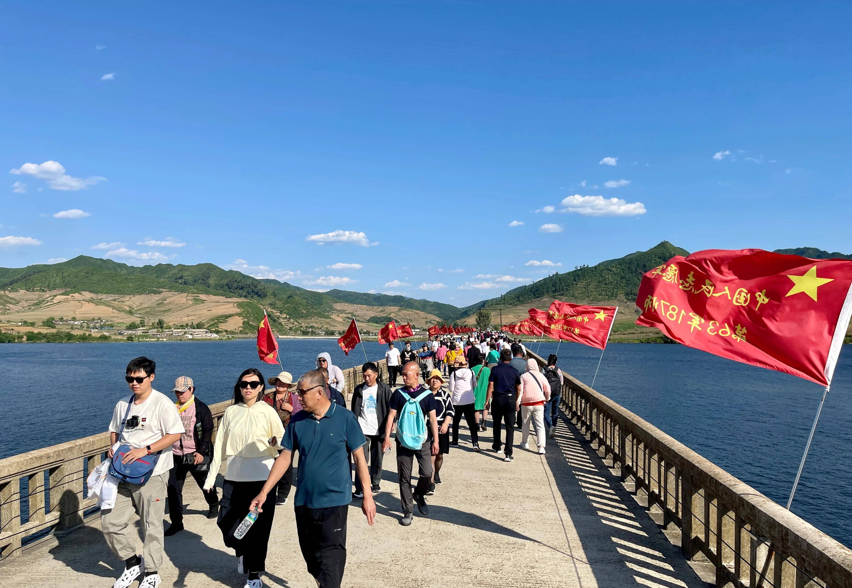 旗幟志願軍192師斷橋河口遊船碼頭對面朝鮮崗樓水豐電站大壩出景區後