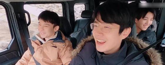 节目中,董子健刘昊然和王俊凯三人非常可爱,在内车非常调皮的聊天.