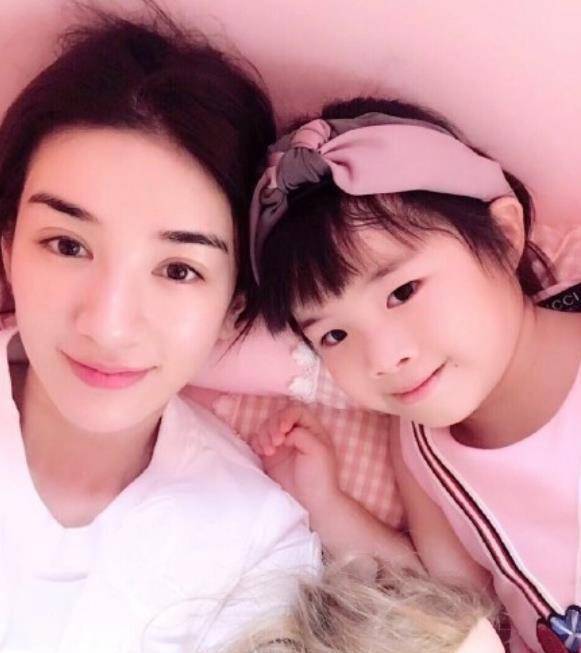 黄奕终于有戏拍,与53岁精英约会带着女儿,像一家三口_节目_崔伟_言论