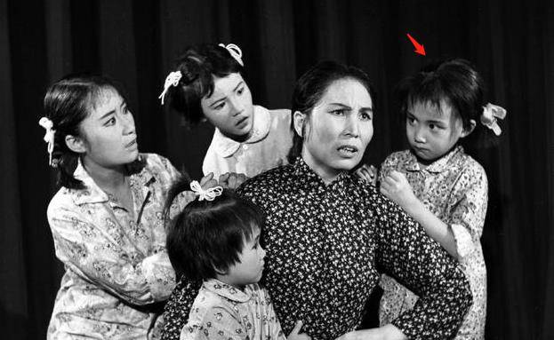 黄磊童年旧照撞脸女儿,男扮女装照片曝光后,网友:为多妹担心_小时候
