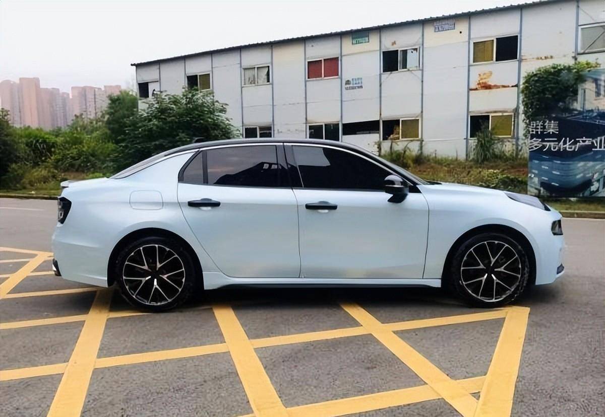 改装效果展示白色领克03换上马卡龙爵士蓝颜色的全车车膜后,颜值有了