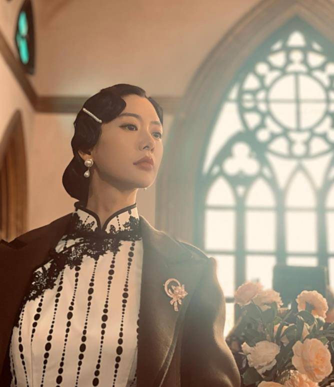 亚洲第一美女克拉拉礼裙大开衩,秀出一双美腿,神秘老公从不露面_旗袍