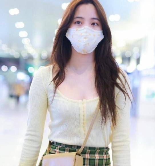 欧阳娜娜穿大u领抢镜,很懂视线转移,让人注意不到圆鼓鼓的肚子_造型