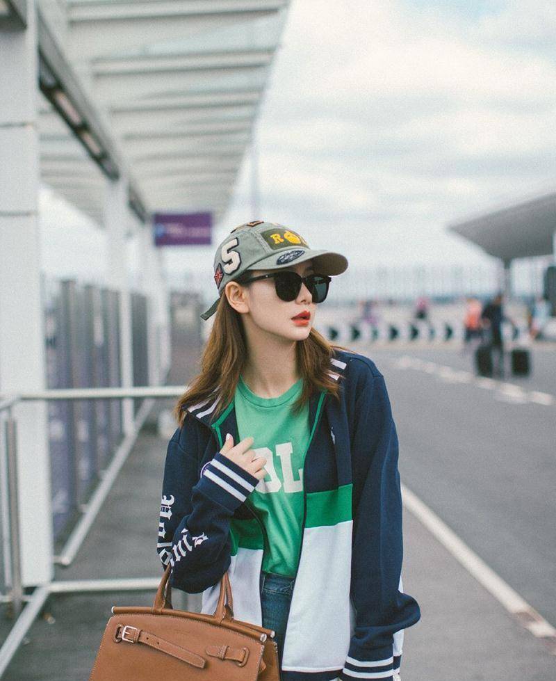 说起来,下装消失必秀美腿,而随着戚薇侧身的动作,让她的一双长腿笔直