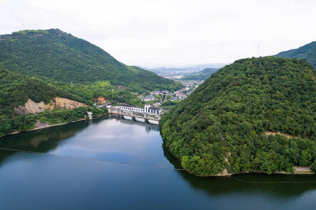 這裡也是黃公望傳世名畫《富春山居圖》的原創地和實景地.